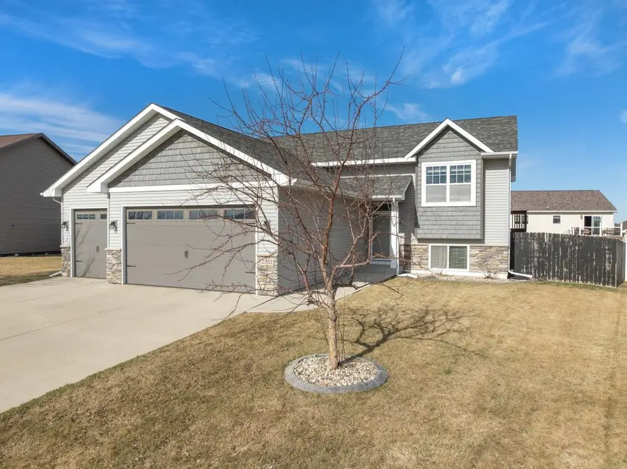 2732 Heritage DR, Minot, ND 58703 - #2