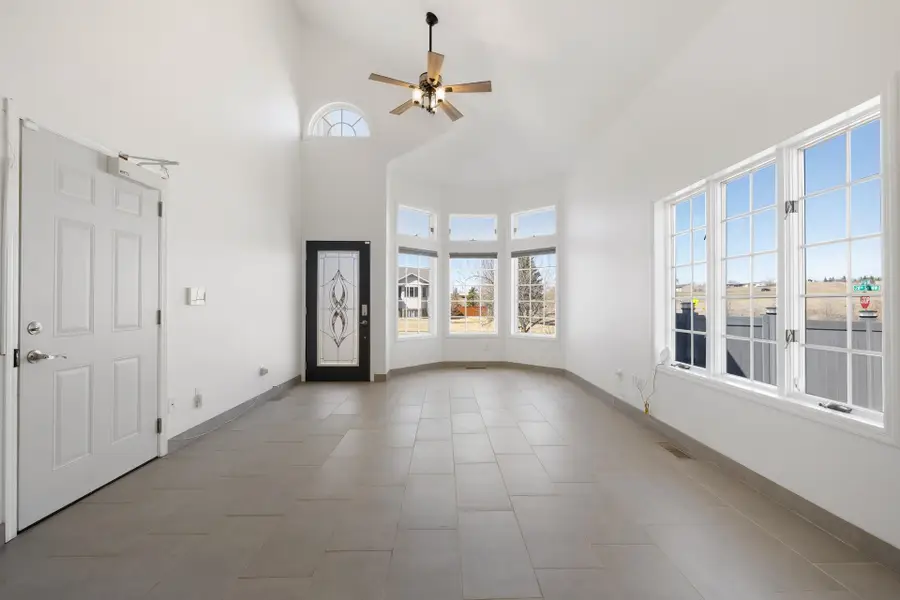 308 28th St NW, Minot, ND 58703 - #2