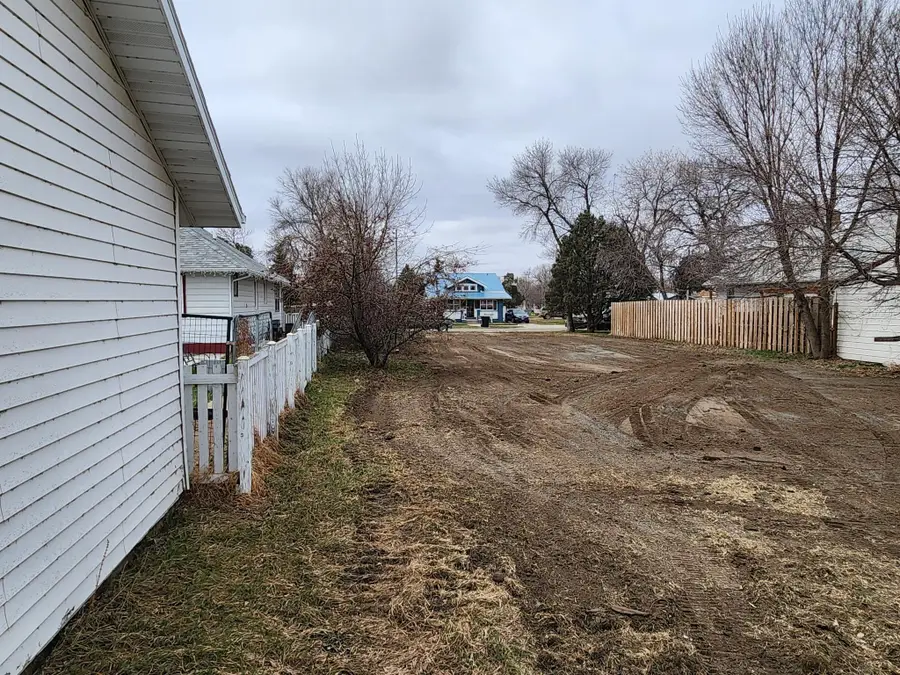 418 Washington Ave, Williston, ND 58801 - #2