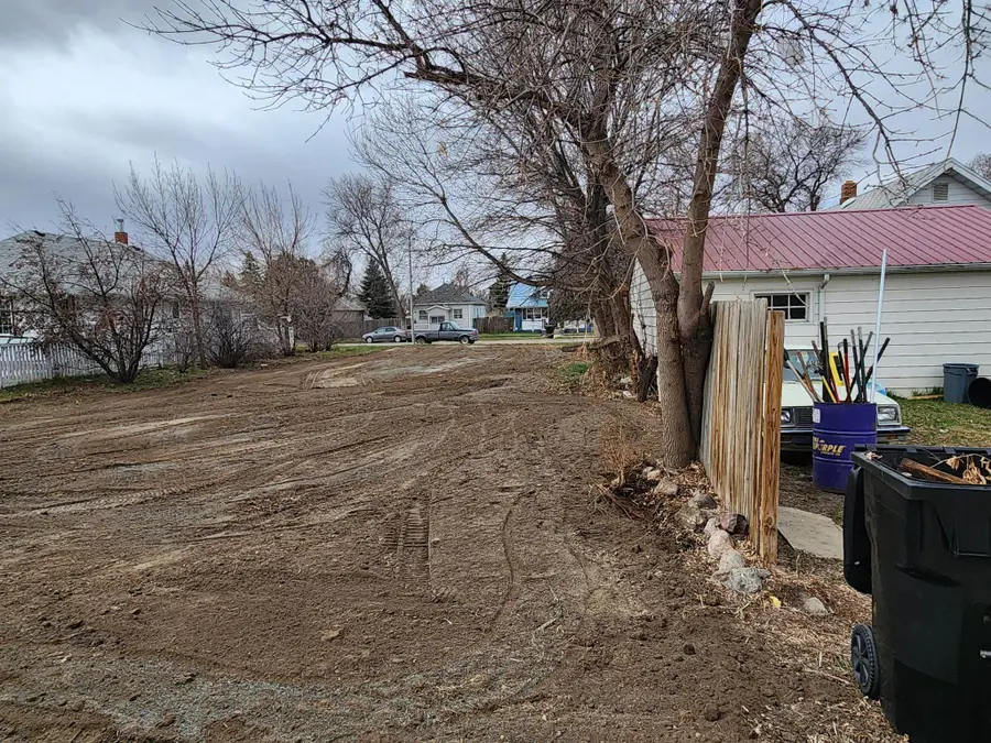 418 Washington Ave, Williston, ND 58801 - #3