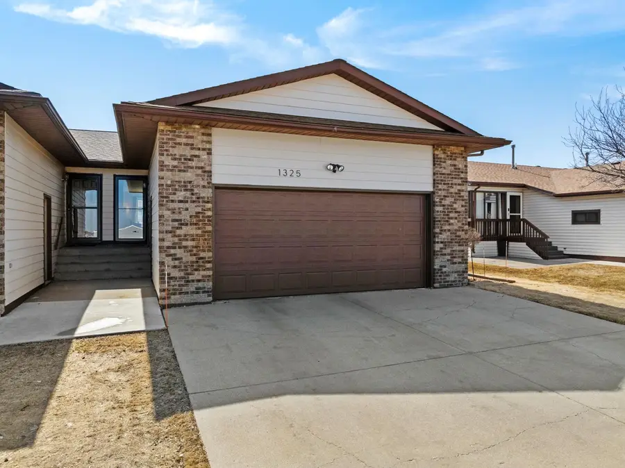 1325 32nd Ave SW, Minot, ND 58701 - #2