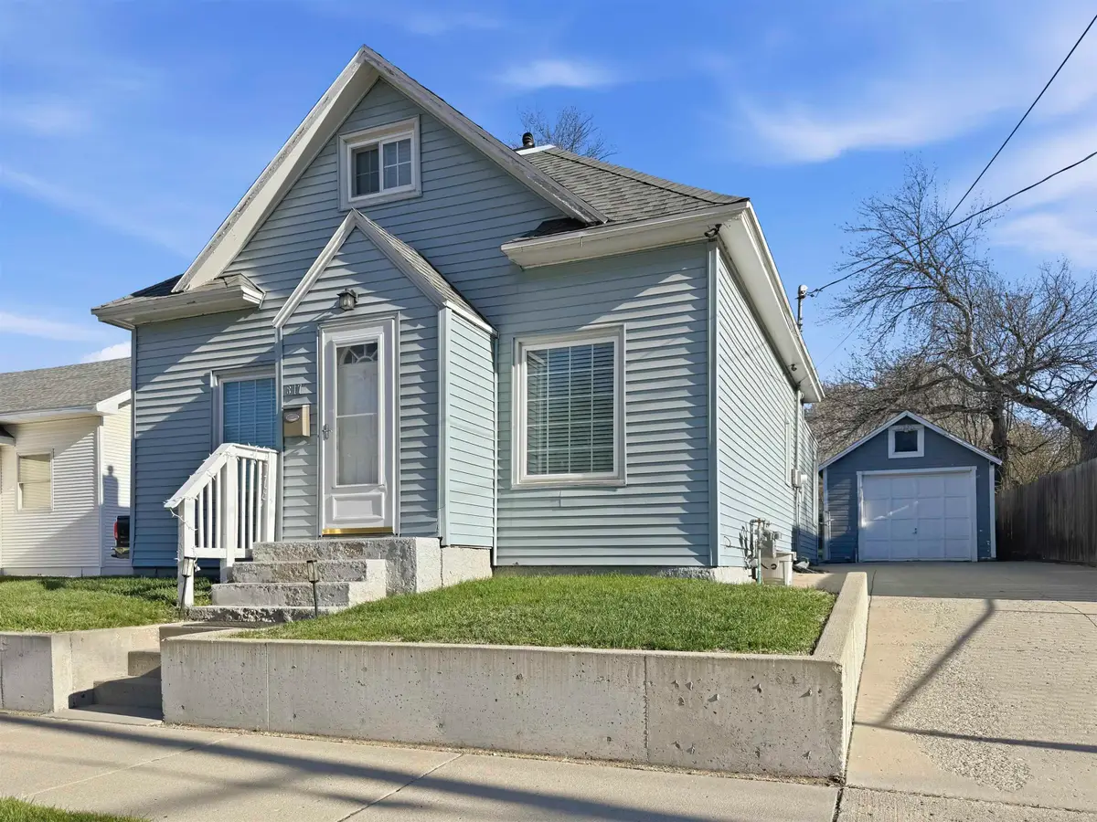 817 8th Ave NE, Minot, ND 58703 - #1