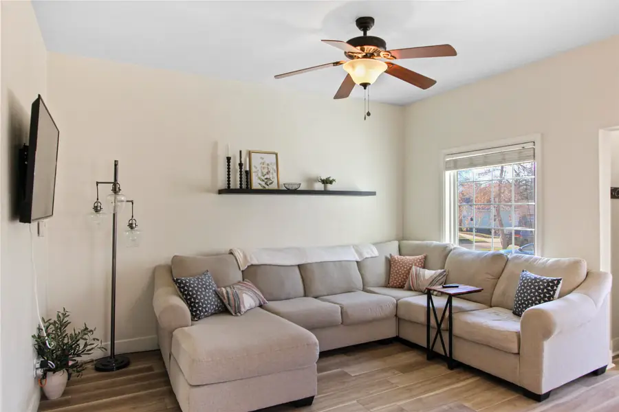 817 8th Ave NE, Minot, ND 58703 - #2