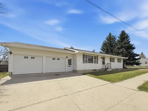 2115 7th Ave NW, Minot, ND 58703