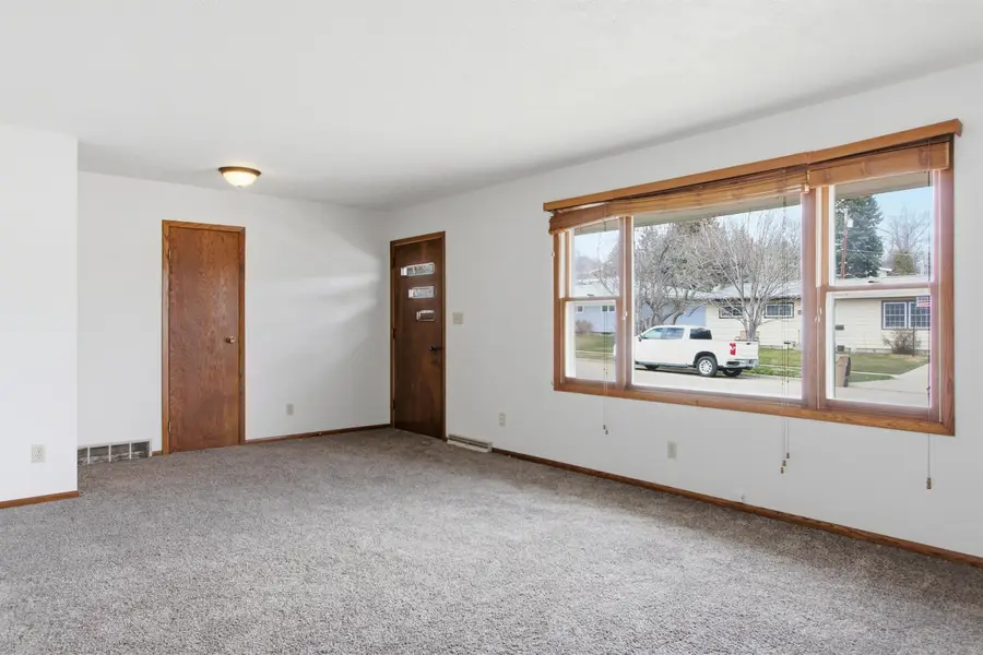 2115 7th Ave NW, Minot, ND 58703 - #2