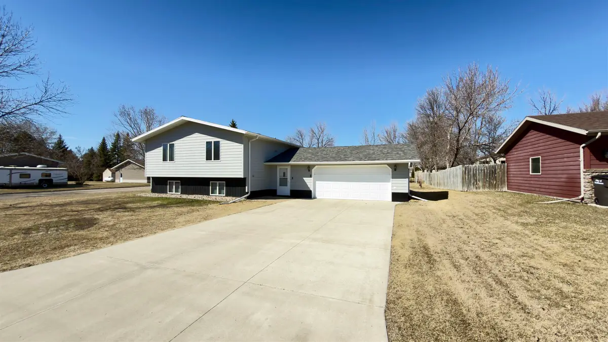 815 7th St E, Bottineau, ND 58318 - #1