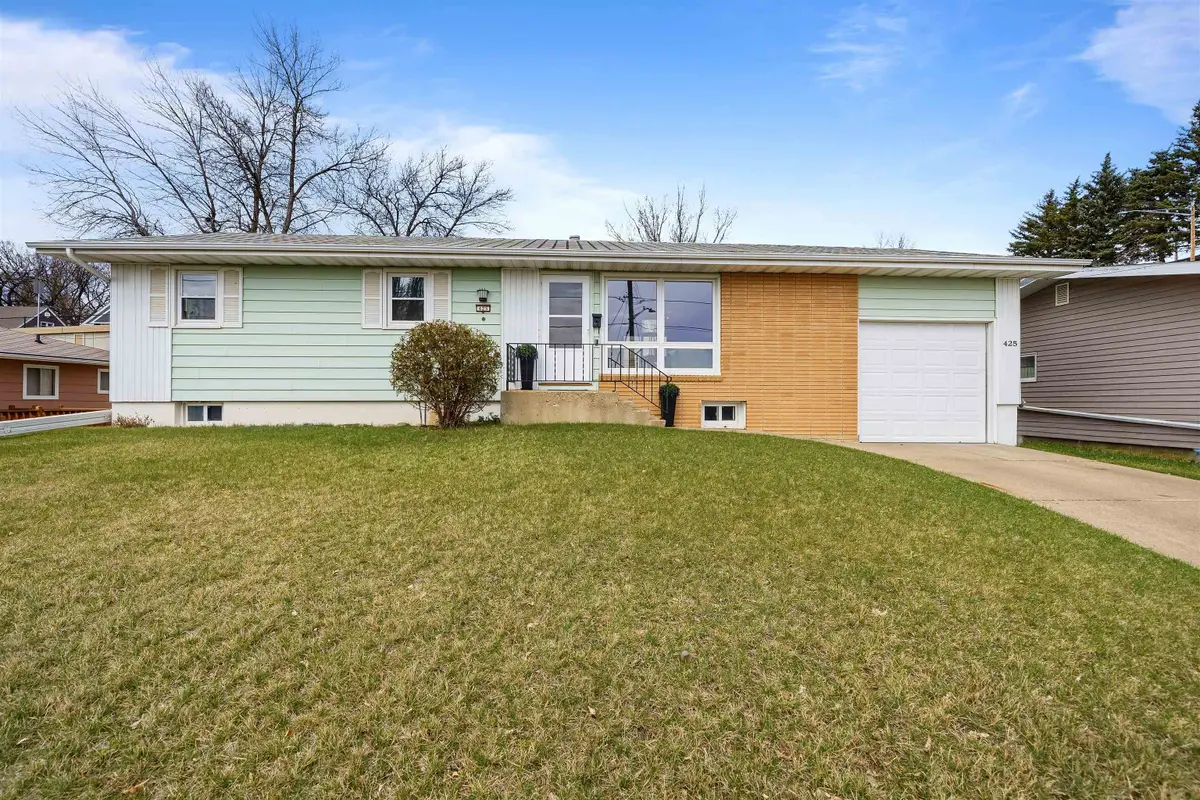425 11th Ave NE, Minot, ND 58703 - #1