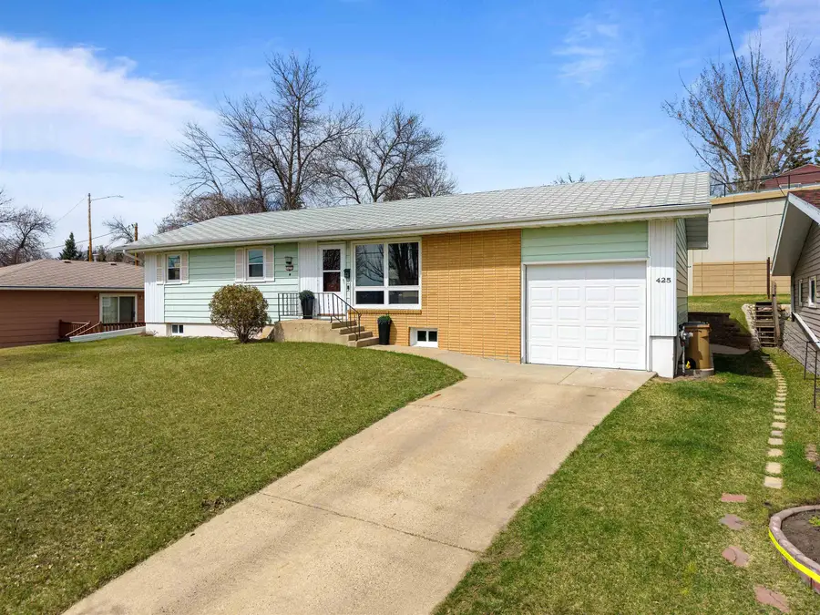 425 11th Ave NE, Minot, ND 58703 - #2