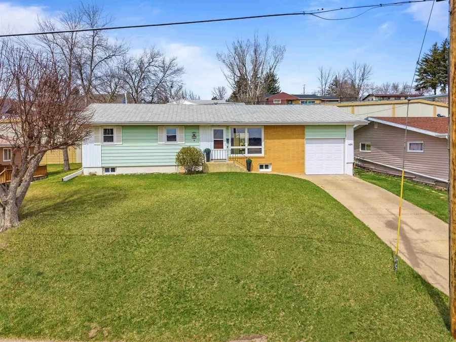 425 11th Ave NE, Minot, ND 58703 - #3