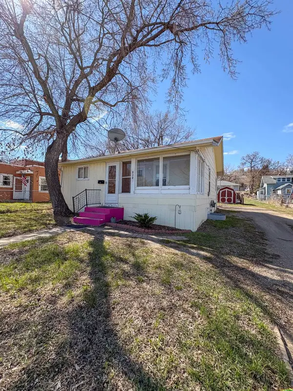 920 Valley St SE, Minot, ND 58701