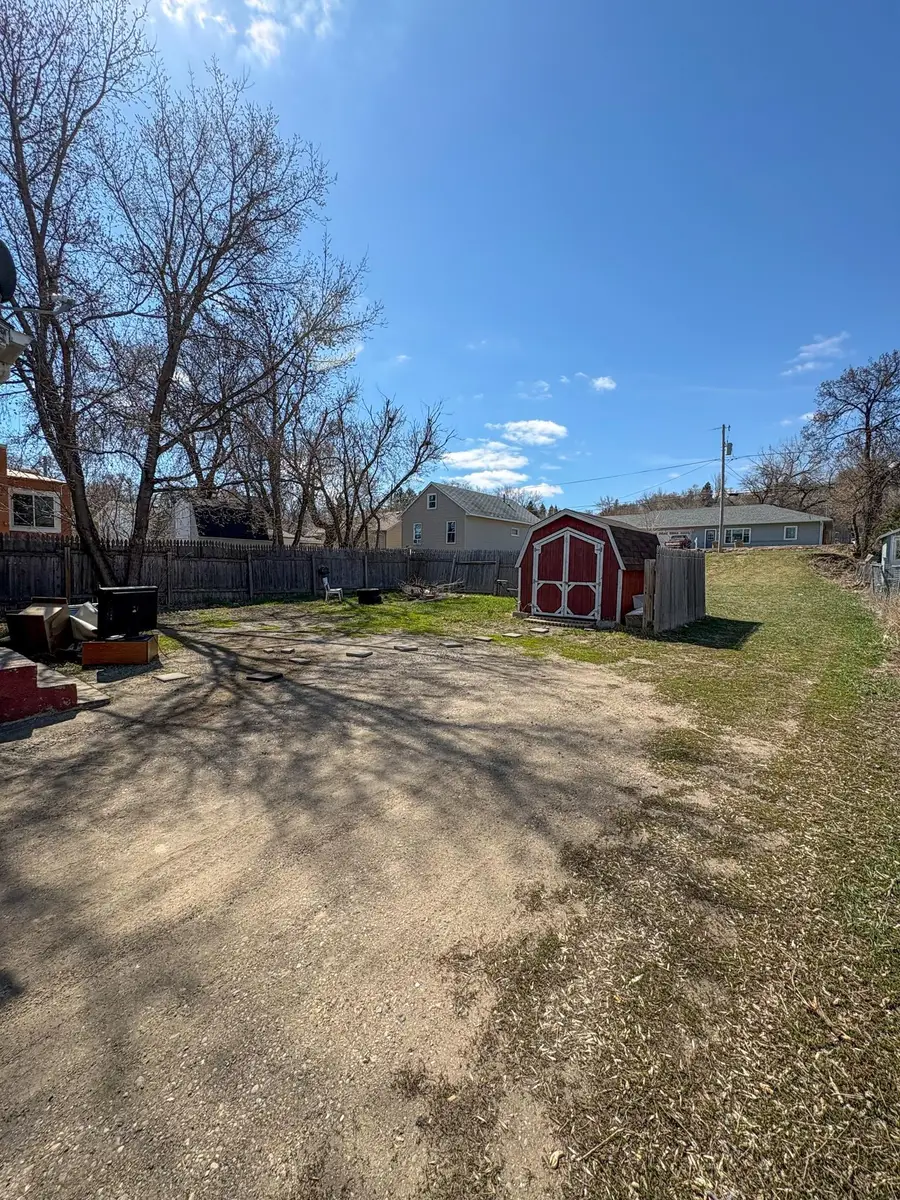 920 Valley St SE, Minot, ND 58701 - #2