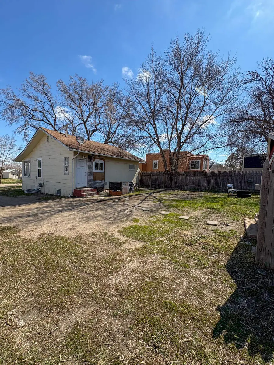 920 Valley St SE, Minot, ND 58701 - #3