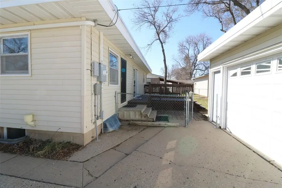 105 22nd St NW NW, Minot, ND 58703 - #3