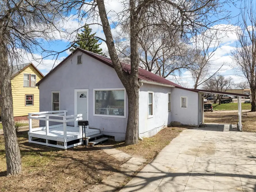 711 5th St SW, Minot, ND 58701 - #2