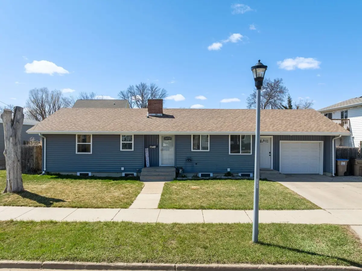 605 8th St NW, Minot, ND 58703 - #1