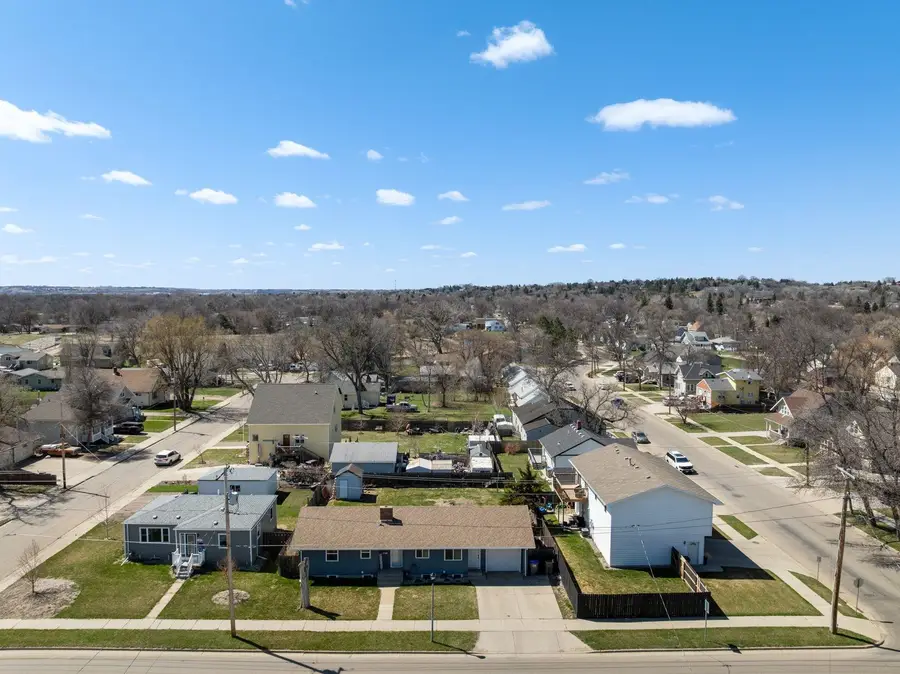 605 8th St NW, Minot, ND 58703 - #2