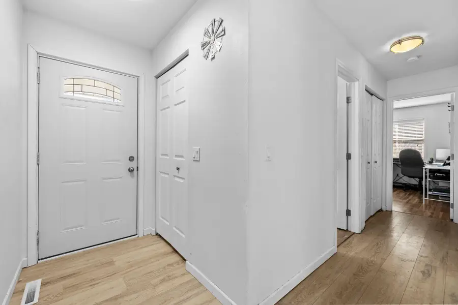 605 8th St NW, Minot, ND 58703 - #3