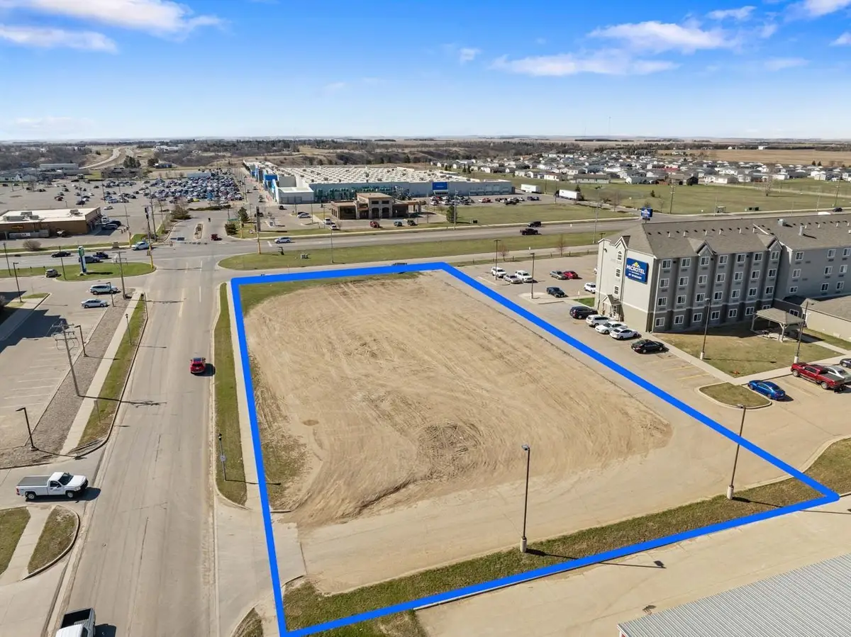400 37th Ave SW, Minot, ND 58701 - #1