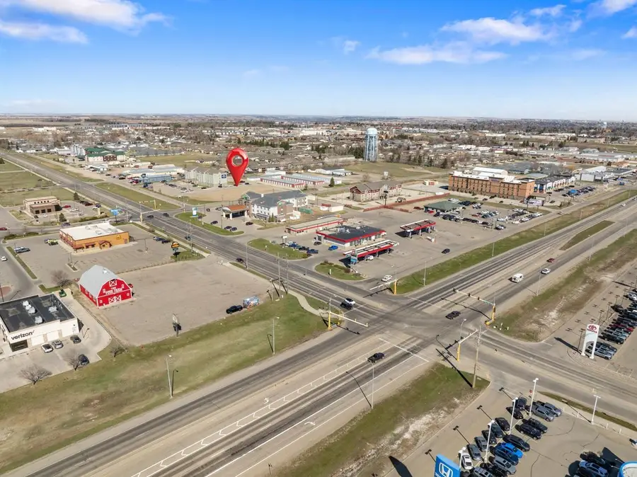 400 37th Ave SW, Minot, ND 58701 - #3