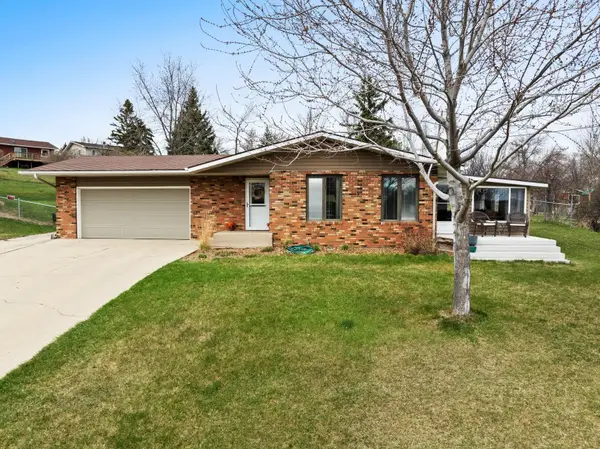 4 NW Debra Ct, Minot, ND 58703