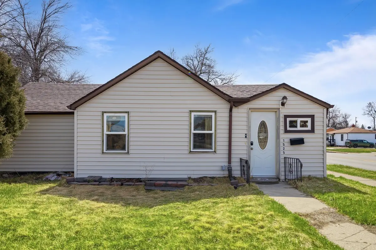 1525 5th Ave NW, Minot, ND 58703 - #1