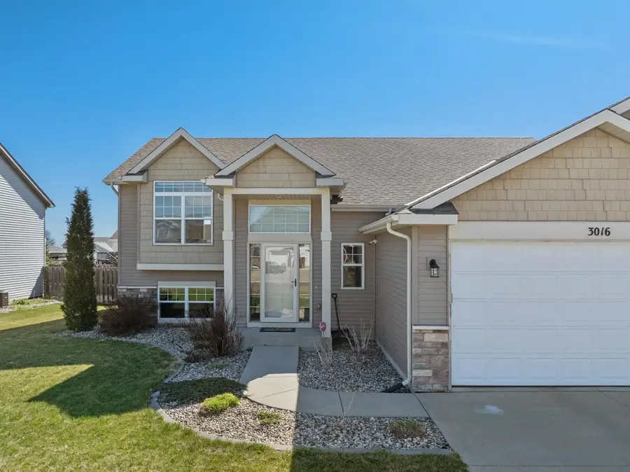 3016 9th St NW, Minot, ND 58703 - #3