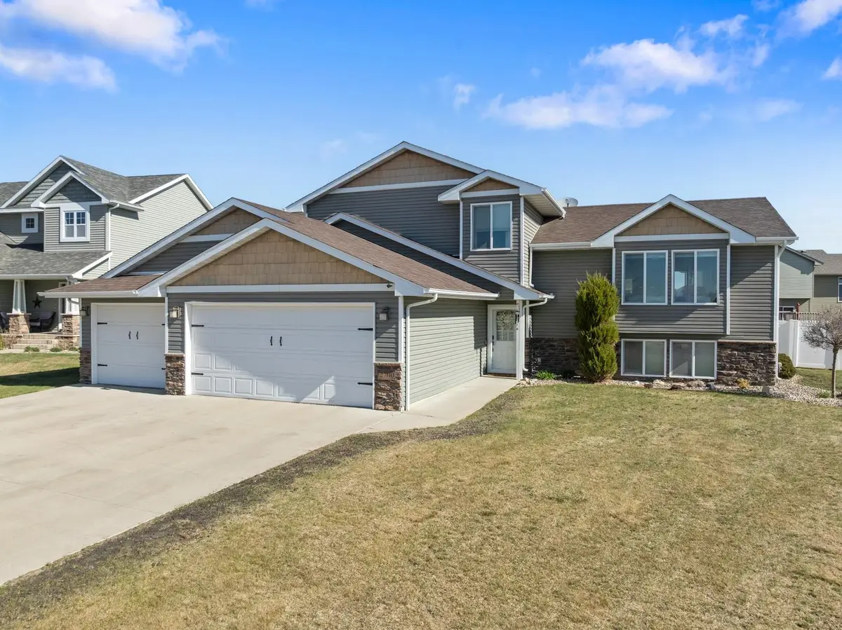 2700 Heritage Ct, Minot, ND 58703 - #1