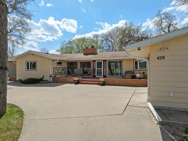 429 Cedon Dr, Minot, ND 58703