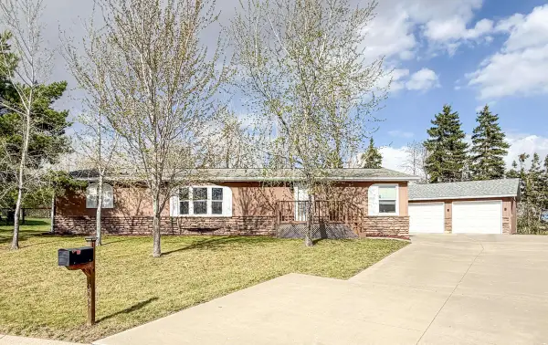 302 6th St SW, Surrey, ND 58785