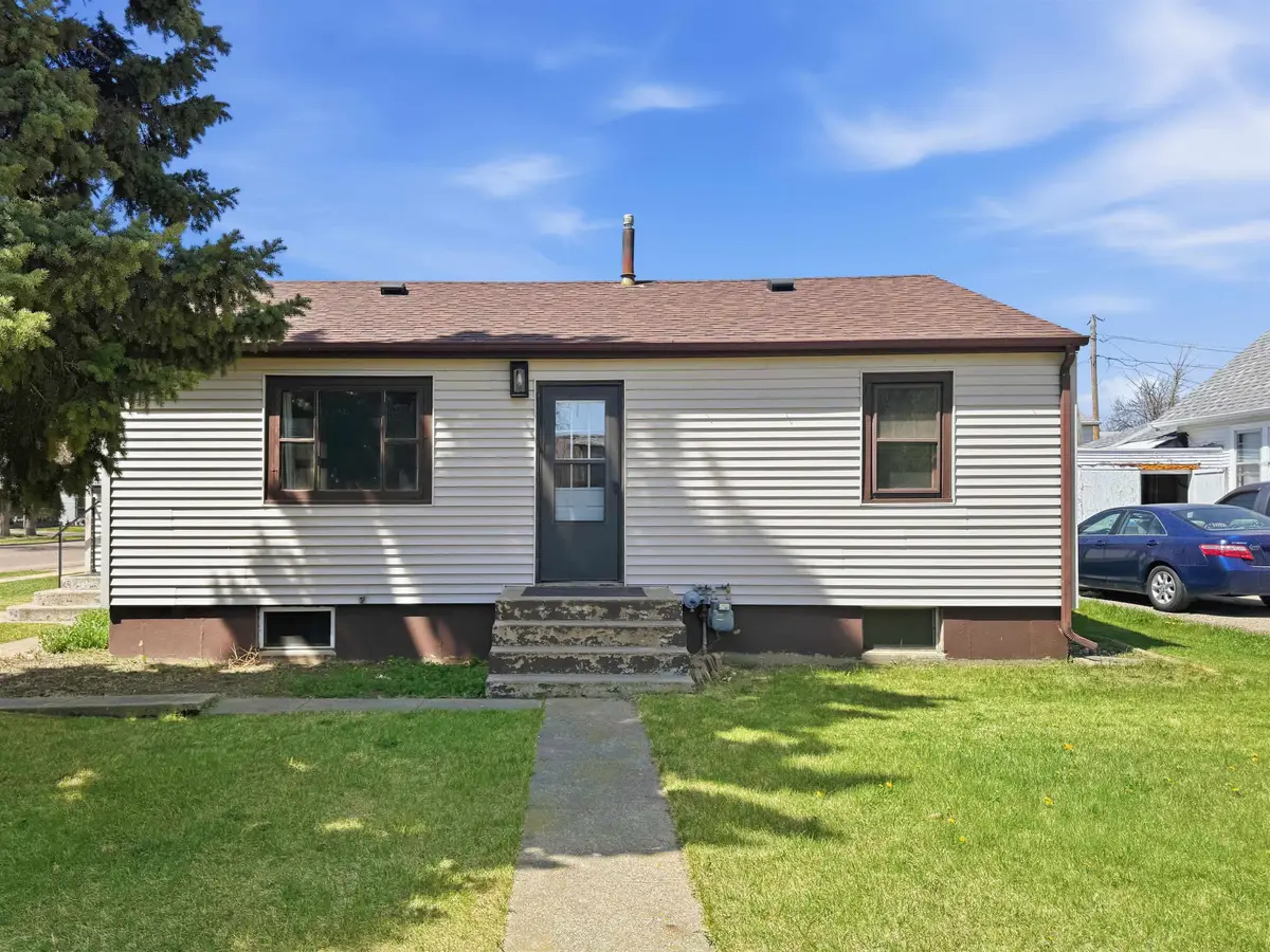 1444 4th St SW, Minot, ND 58701 - #1