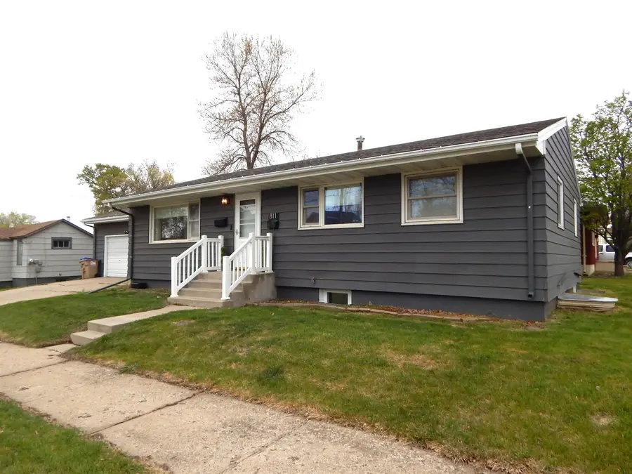 811 12TH ST NW, Minot, ND 58703 - #2