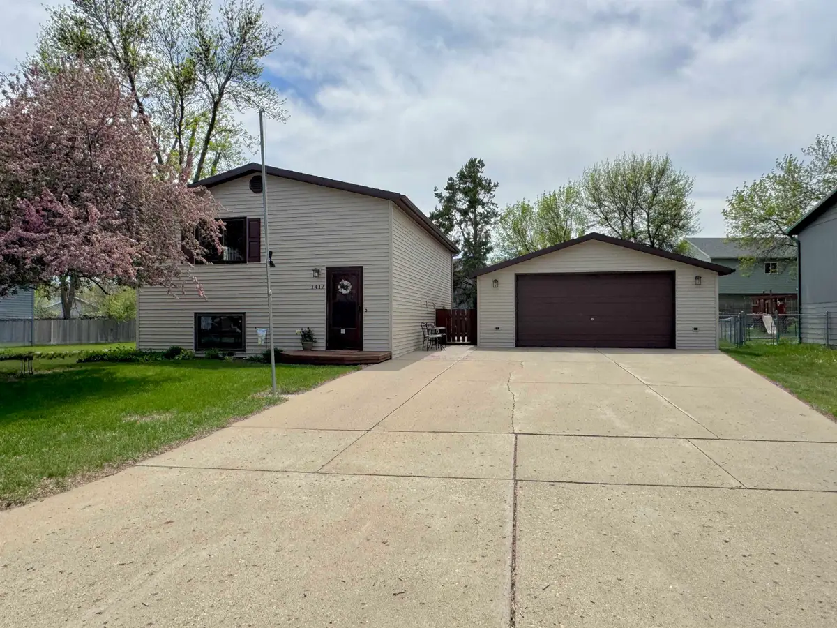 1417 Sunset Blvd, Minot, ND 58703 - #1