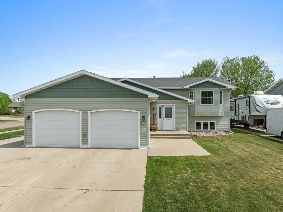 405 22ND ST SW, Minot, ND 58701 - #3