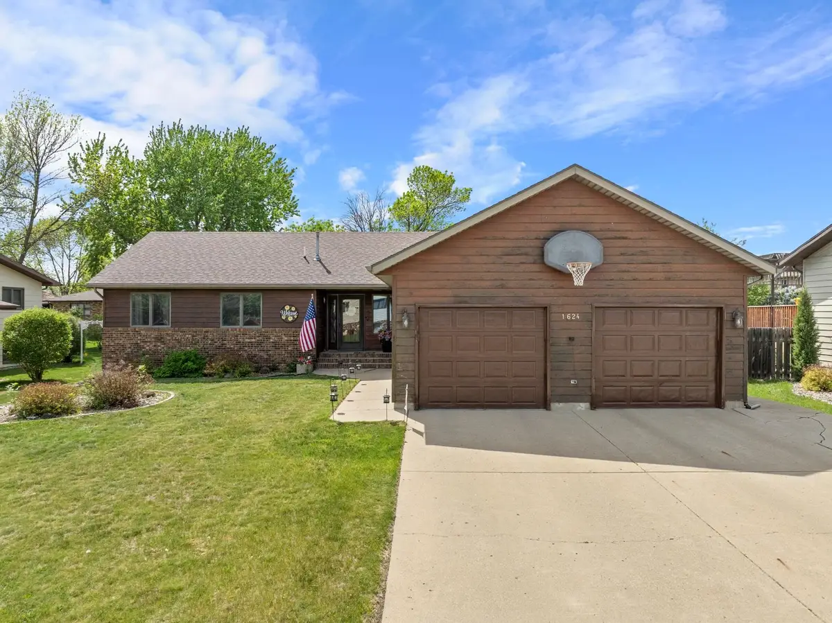 1624 12TH ST SW, Minot, ND 58701 - #1