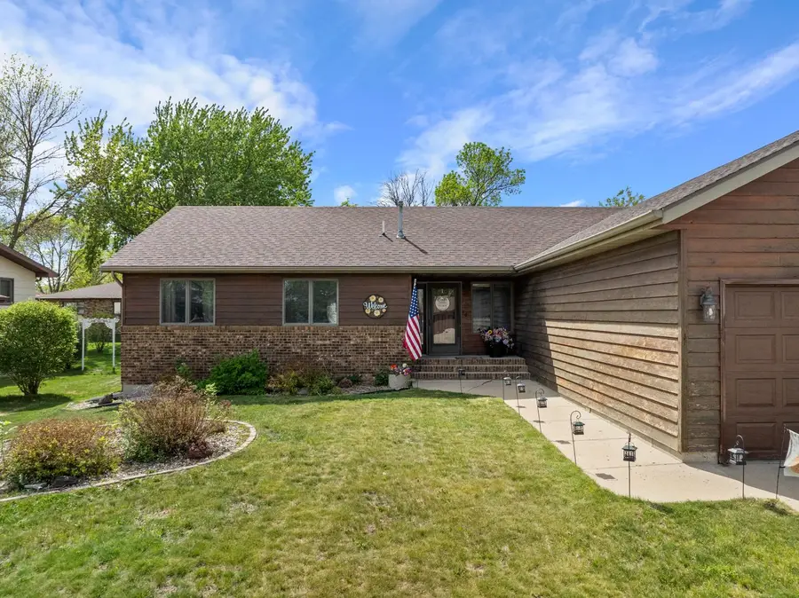 1624 12TH ST SW, Minot, ND 58701 - #3
