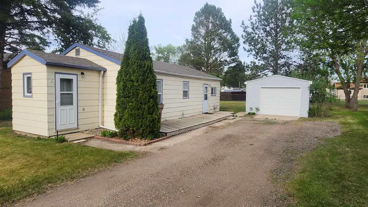 915 37TH ST SE, Minot, ND 58701 - #1