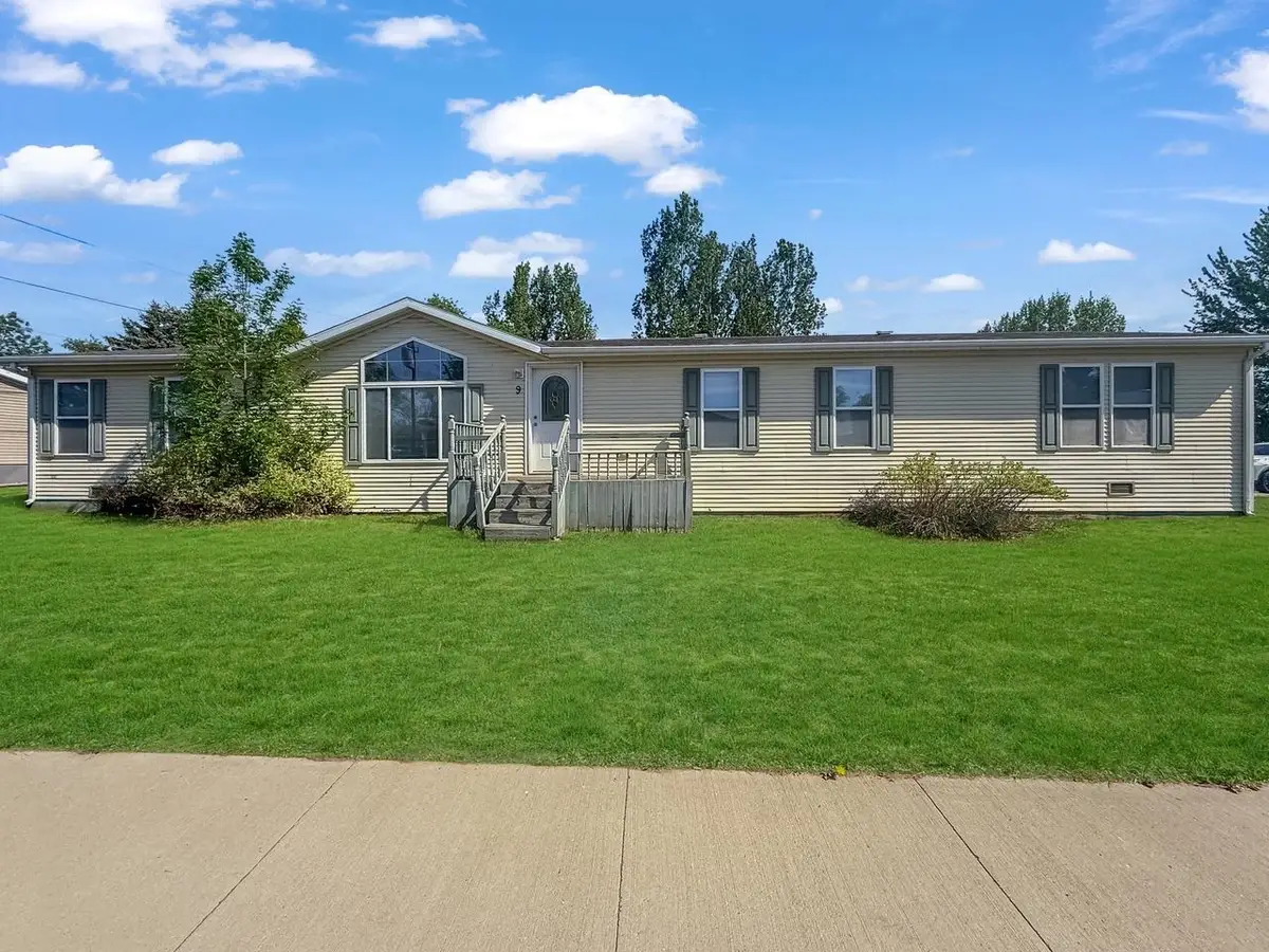 9 31st Ave SE, Minot, ND 58701 - #1