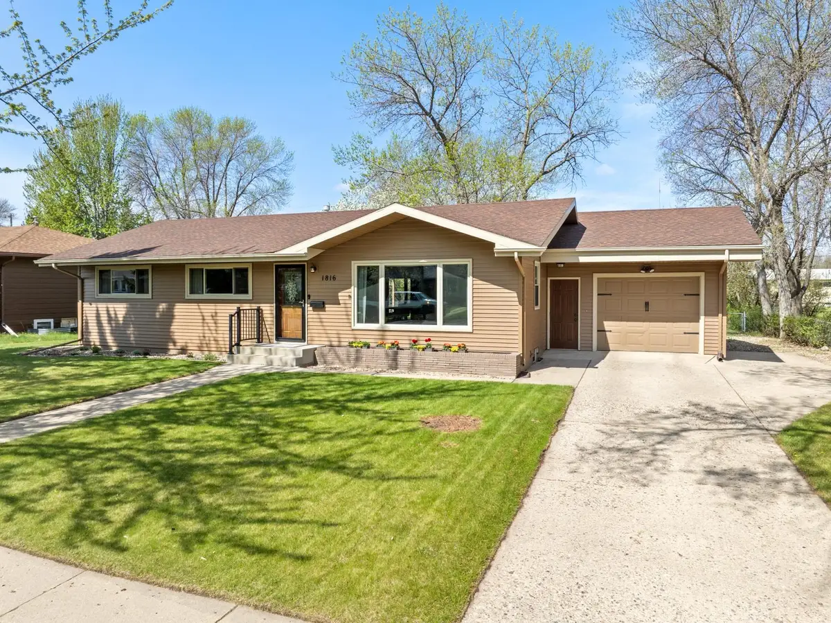 1816 7th St SW, Minot, ND 58701 - #1
