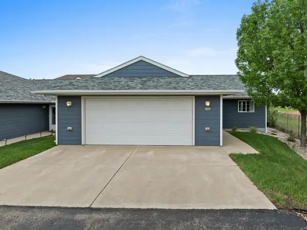 828 24th Ave SW, Minot, ND 58701