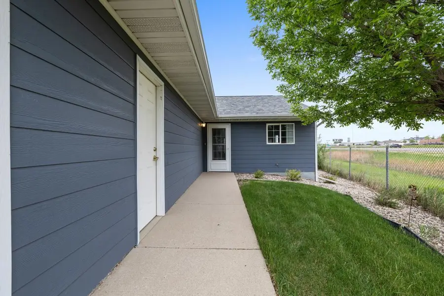 828 24th Ave SW, Minot, ND 58701 - #2