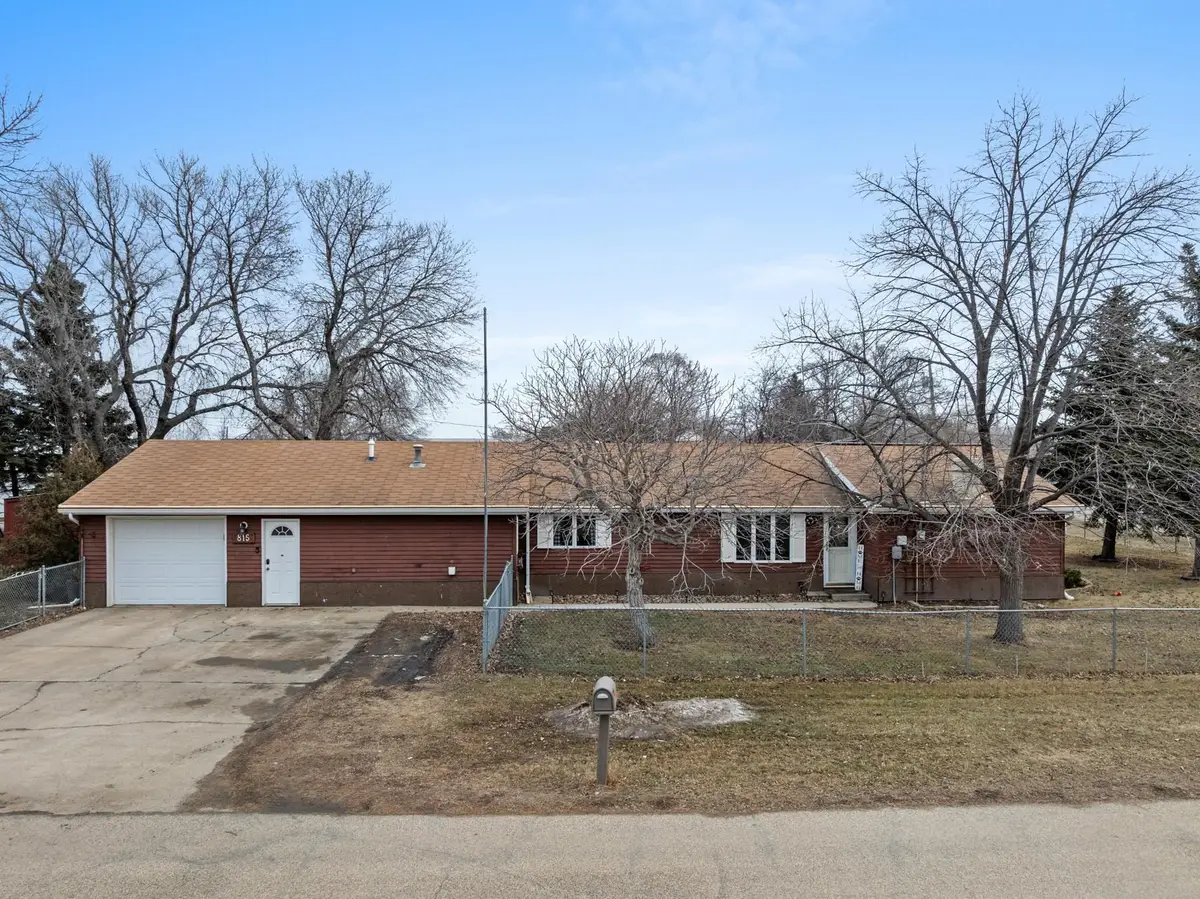 815 39th St SE, Minot, ND 58701 - #1
