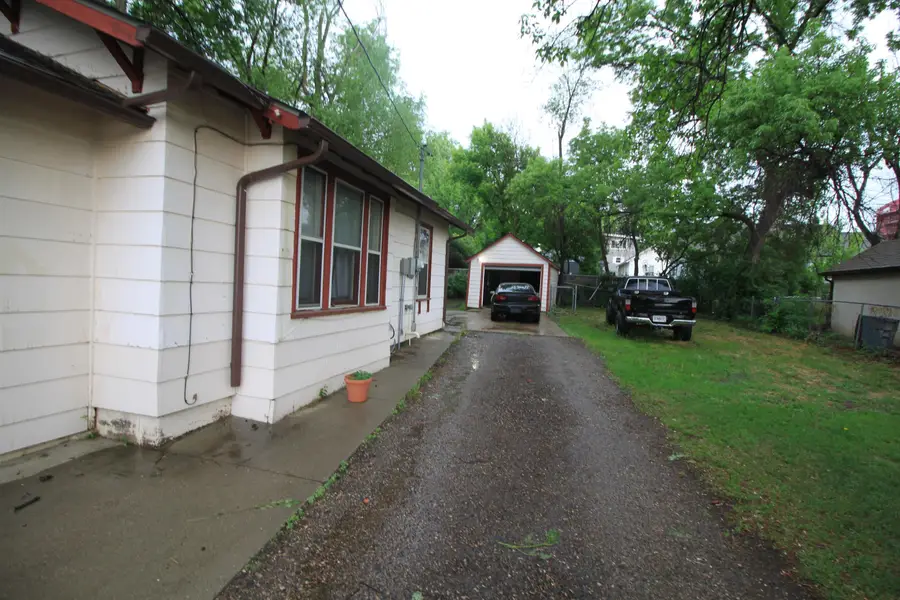 704 11th Ave NW, Minot, ND 58703 - #2