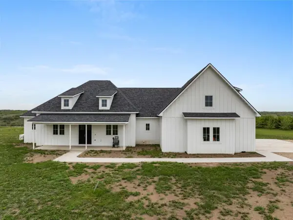 8001 11th AVE NW, Burlington, ND 58722