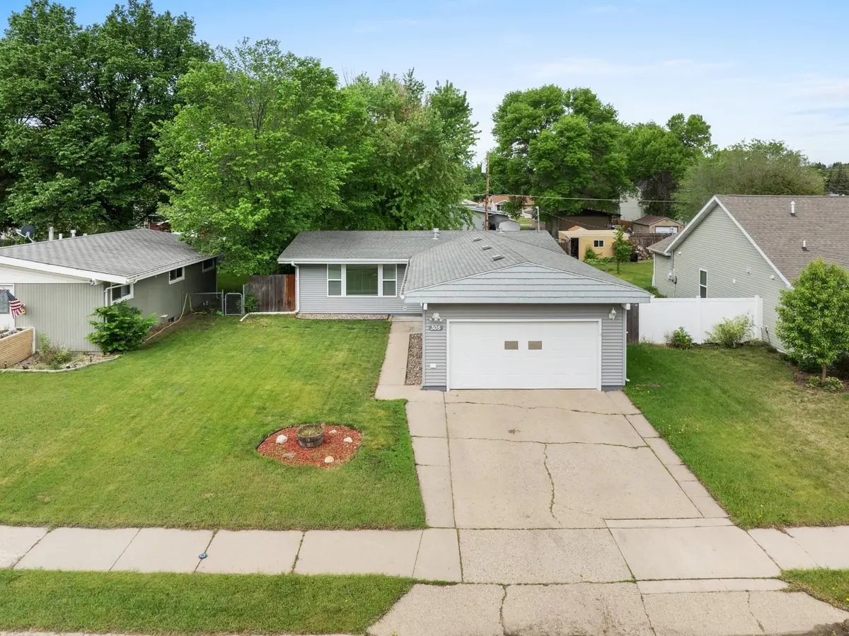 305 18TH ST NW, Minot, ND 58703 - #1