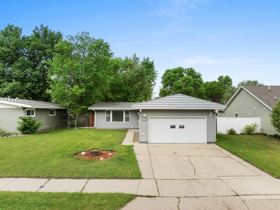 305 18TH ST NW, Minot, ND 58703 - #2