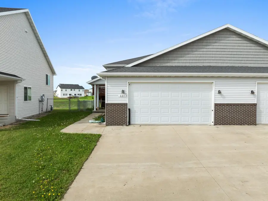 121 MULBERRY LOOP NE, Minot, ND 58703 - #2