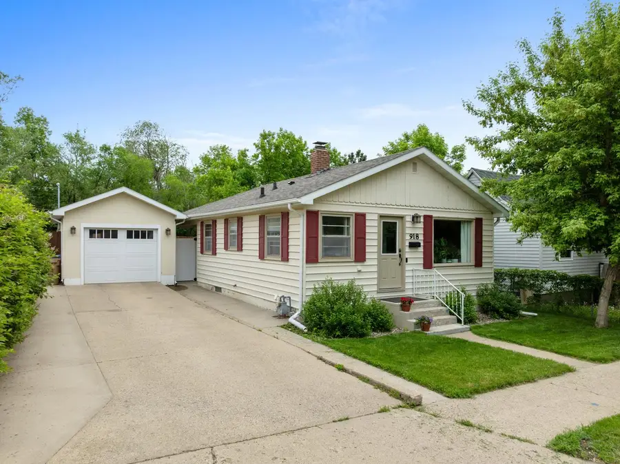 918 6TH ST NE, Minot, ND 58703 - #2