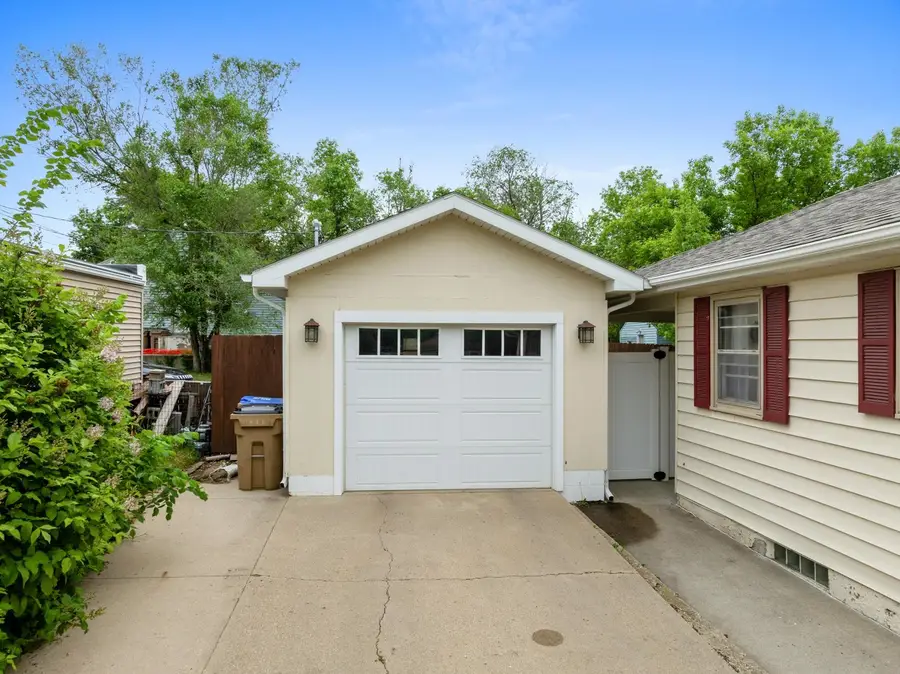 918 6TH ST NE, Minot, ND 58703 - #3