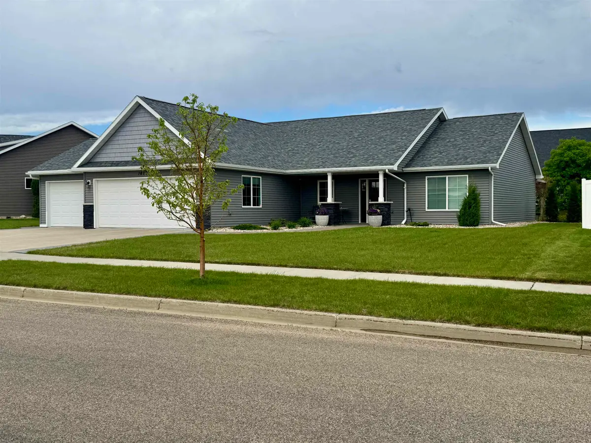 1617 SE Valley Bluffs Dr, Minot, ND 58701 - #1