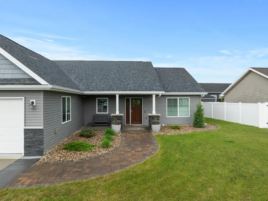 1617 SE Valley Bluffs Dr, Minot, ND 58701 - #2